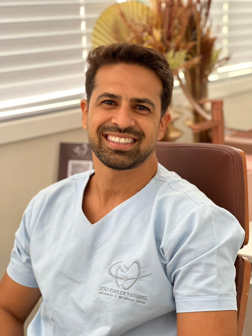 Dr. João Carlos Tavares, ortodontista e ortopedista facial, em seu consultório